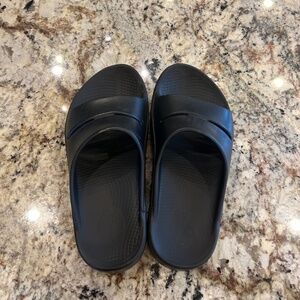 Oofos black size 8